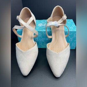 New in box Cream Pointed‎ Toe Heels